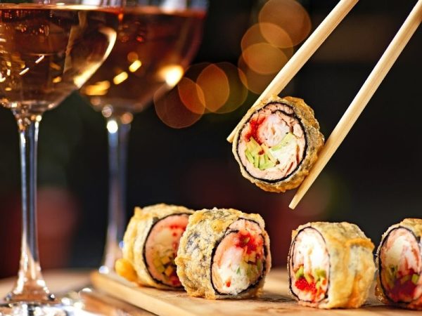 Jantar romântico vinho comida japonesa