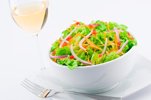 A salada e vinho, a dupla perfeita do verão